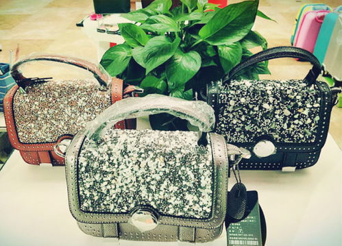 濱沙購(gòu)物廣場(chǎng)金路達(dá)箱包專柜升級(jí)在即，服裝清倉(cāng)大甩賣火熱進(jìn)行中